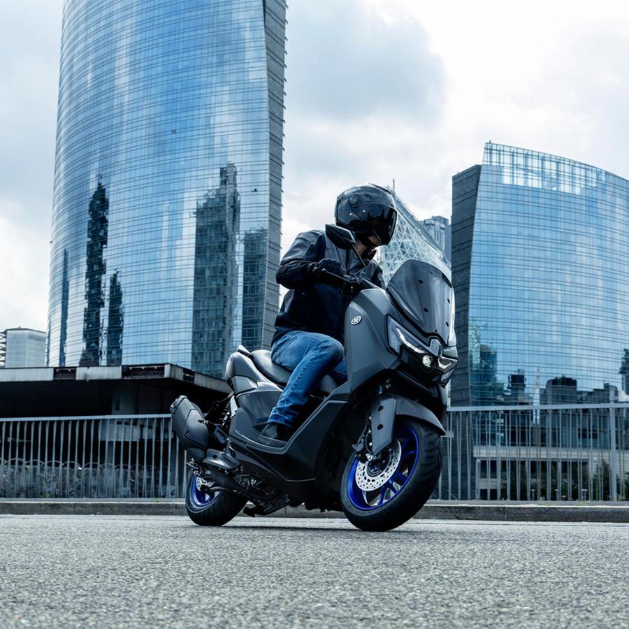 NMAX 125 em curva